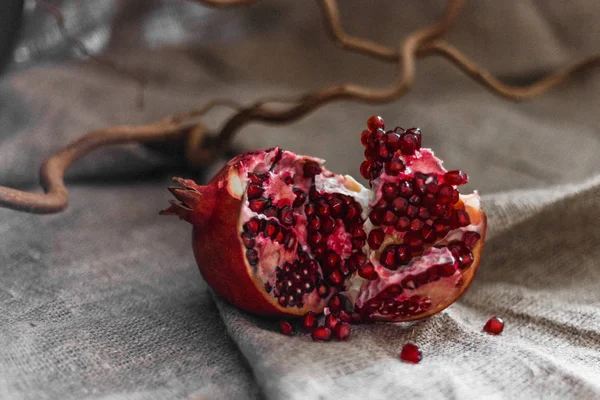 çuval bezi üzerinde nar ve çarpık dalları