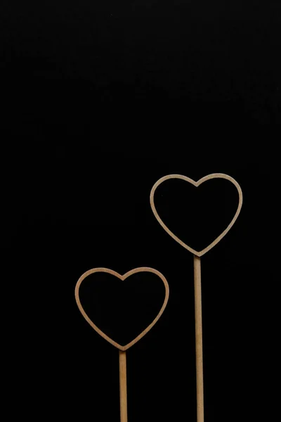 siyah arka plan ile siyah ahşap kalpler