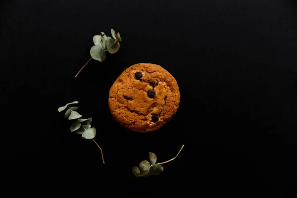 siyah arka plan lı chocalate çerezleri