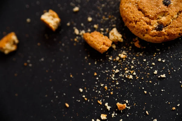 siyah arka plan lı chocalate çerezleri