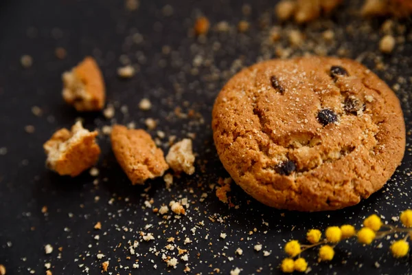 siyah arka plan lı chocalate çerezleri