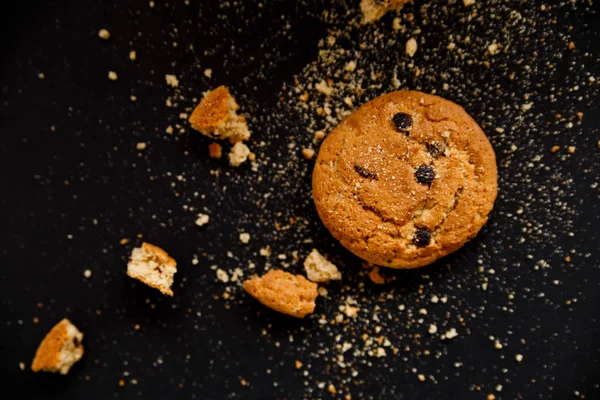 siyah arka plan lı chocalate çerezleri