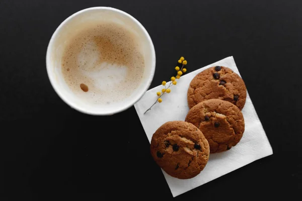 bisckuits ve mimoza çiçek ile kahve