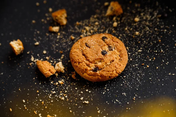 siyah arka plan lı chocalate çerezleri