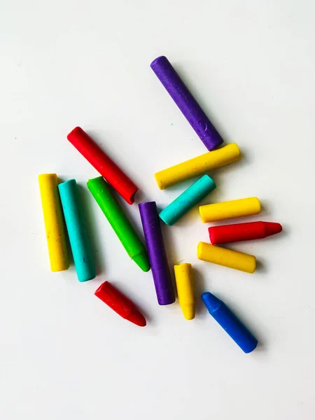 beyaz arka plan ile renkli balmumu boya kalemleri