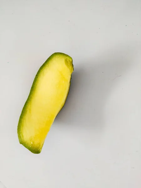 beyaz arka plan ile mango dilim