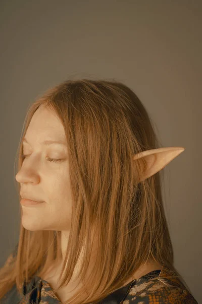 Hermosa Chica Con Orejas Elfo Sobre Fondo Gris — Foto de Stock