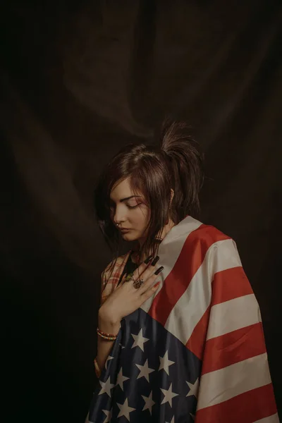 Θλιβερή Ασιατικό Κορίτσι Που Ποζάρει Αμερικανική Σημαία Σκούρο Φόντο — Φωτογραφία Αρχείου