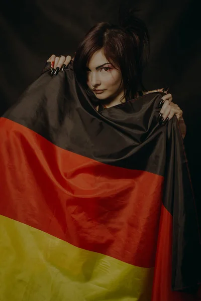 Azjatyckie Dziewczyna Pozuje Banderą Niemiec Ciemnym Tle — Zdjęcie stockowe