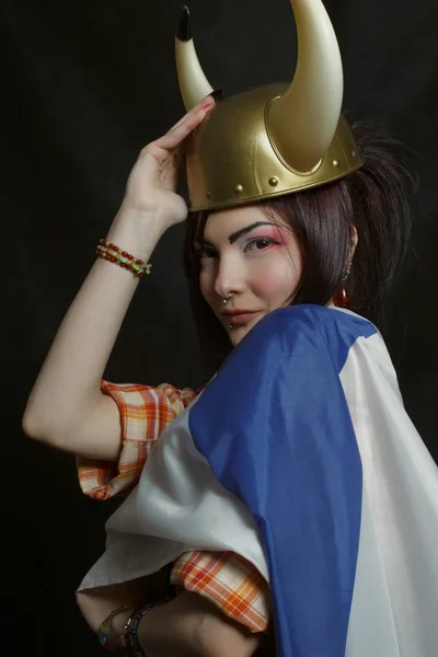 Chica Con Casco Bandera Finlandia Posando Sobre Fondo Oscuro — Foto de Stock