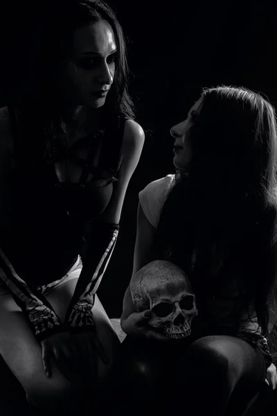 两个漂亮的哥特式的女孩摆在黑暗背景 — 图库照片