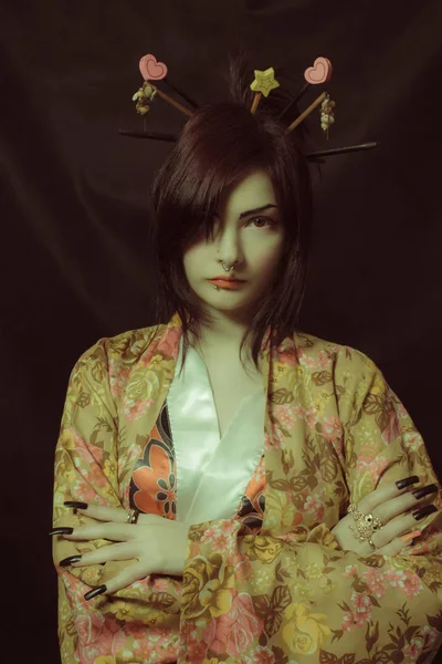 Kimonolu Güzel Geyşa Karanlık Arka Planda Poz Veriyor — Stok fotoğraf