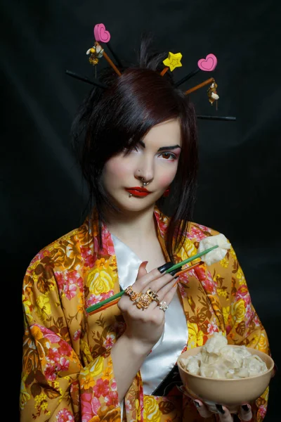 Bonita Chica Asiática Kimono Preparándose Para Comer Albóndigas Carne Pelmeni — Foto de Stock