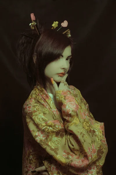 Pretty Geisha Kimono Pozowanie Ciemnym Tle — Zdjęcie stockowe