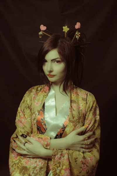 Guapa Geisha Kimono Posando Sobre Fondo Oscuro — Foto de Stock