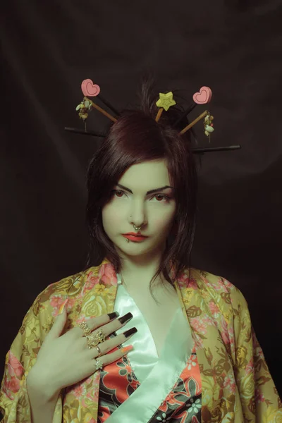 Mooie Geisha Kimono Poseren Donkere Achtergrond — Stockfoto