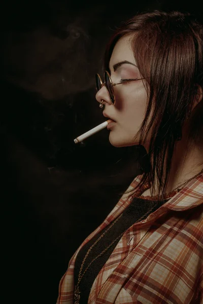 Jolie Fille Asiatique Avec Cigarette Posant Sur Fond Sombre — Photo