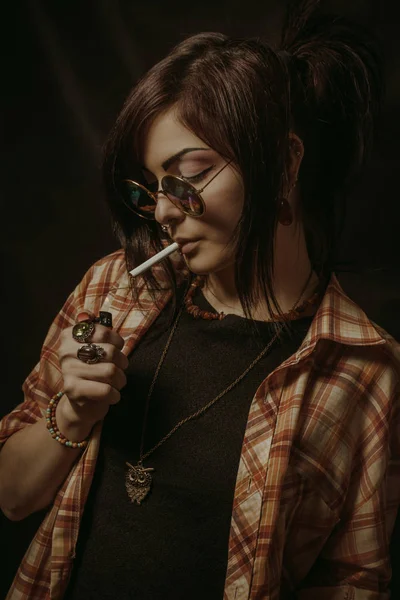 美丽的亚洲女孩与香烟摆在黑暗的背景 — 图库照片