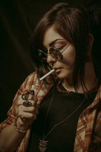 Menina Asiática Bonita Com Cigarro Posando Sobre Fundo Escuro — Fotografia de Stock