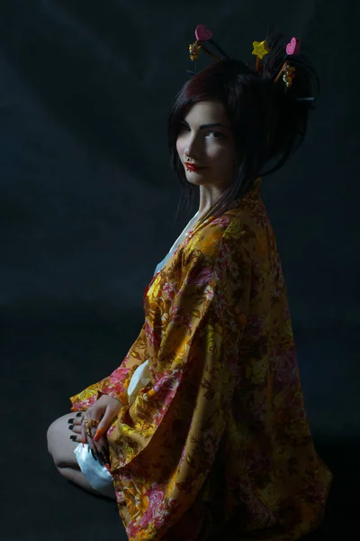 Guapa Geisha Kimono Sentada Suelo — Foto de Stock