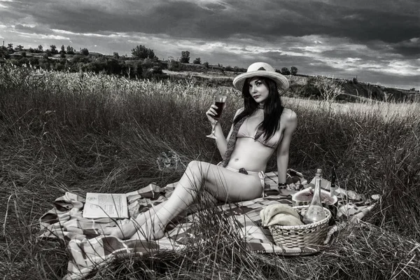 Meisje Bikini Een Picknick Met Boek Wijn Fruit — Stockfoto
