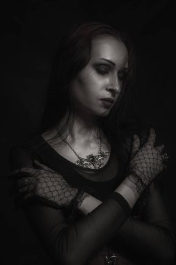 Gotik Bayan siyah arka plan üzerinde poz
