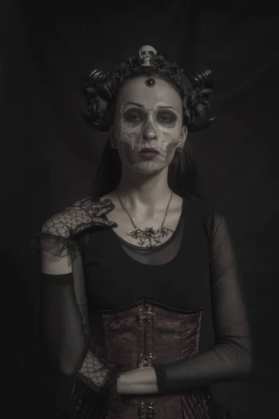 Gehörnte Gothic Lady Posiert Vor Dunklem Hintergrund — Stockfoto