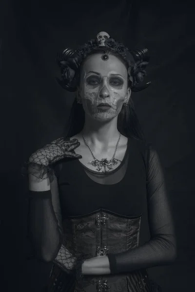 Horned Senhora Gótica Posando Sobre Fundo Escuro — Fotografia de Stock