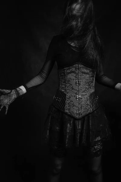 Gothic Κορίτσι Κόκκινο Κορσέ Θέτοντας Σκούρο Φόντο — Φωτογραφία Αρχείου