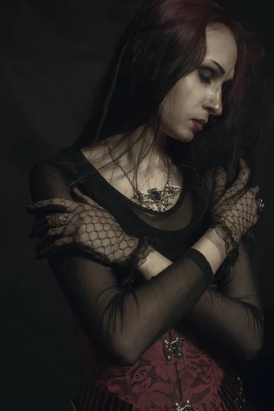 Dame Gothique Posant Sur Fond Noir — Photo