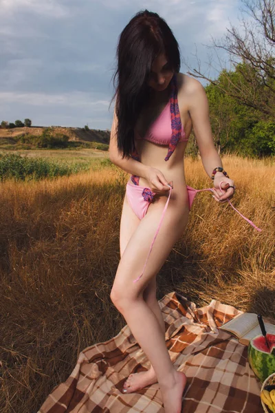 Sommermädchen im Bikini — Stockfoto