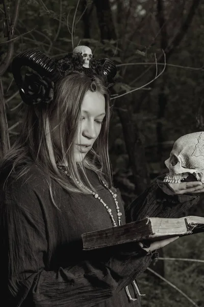 Hübscher Schamane Mit Buch Und Totenkopf — Stockfoto