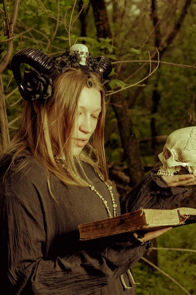 Pretty Shaman Book Skull — Stock Photo, Image