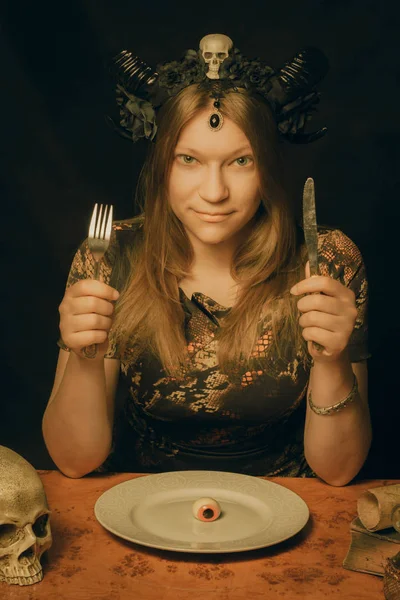 角のかわいい女の子が食事をするための準備 — ストック写真
