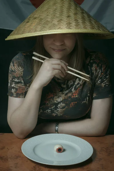 Turista Caucásico Sombrero Asiático Sentado Sobre Bandera Japonesa Con Palillos — Foto de Stock