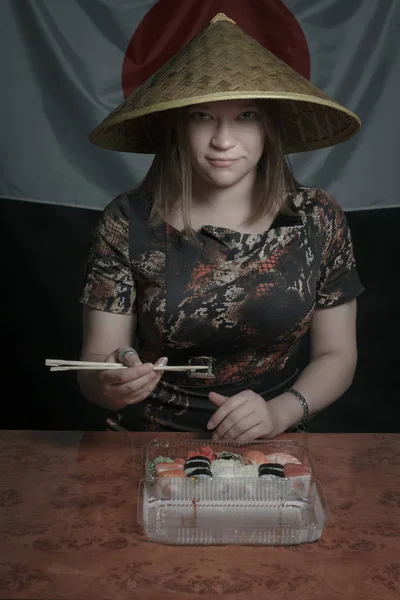 Turista Caucásico Sombrero Asiático Sentado Sobre Bandera Japonesa Con Palillos — Foto de Stock