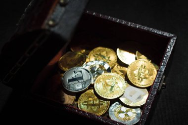 Cryptocurrencies bir göğüs koyu arka plan üzerine yığını