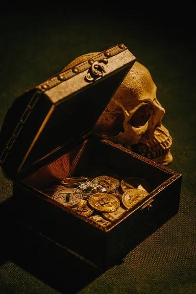 Pile Crypto Monnaies Dans Coffre Avec Crâne Sur Bacgkround Foncé — Photo