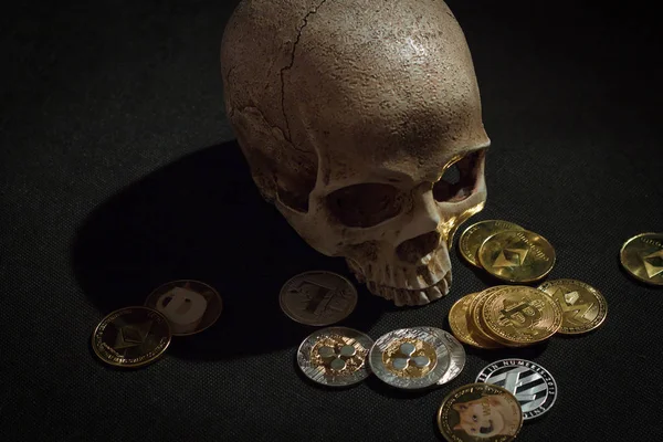 暗い背景上 Cryptocurrencies の頭骨 — ストック写真