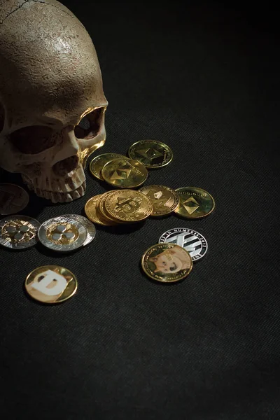 Crâne Avec Crypto Monnaies Sur Fond Sombre — Photo