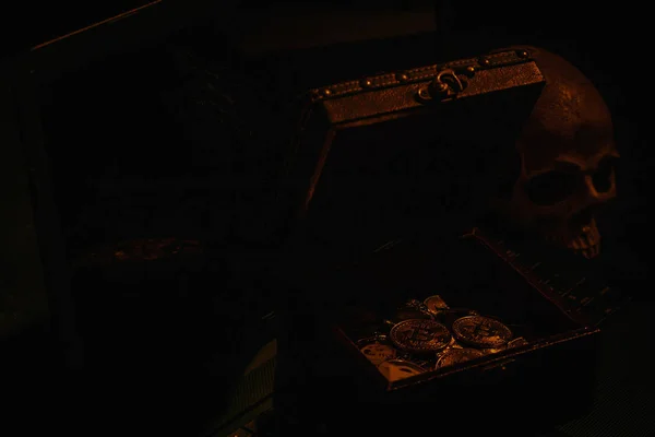 Laptop Preto Com Peito Cheio Criptomoedas Sobre Piso Escuro — Fotografia de Stock