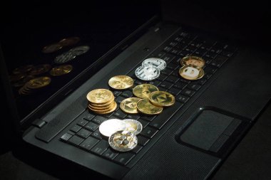 Cryptocurrencies koyu zemin üzerine siyah dizüstü bilgisayar