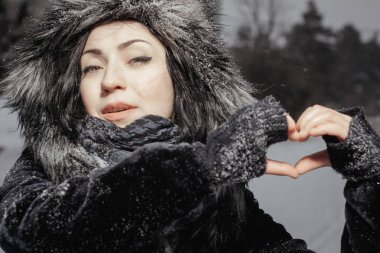 Oldukça sevimli kız elleri kalp yapma