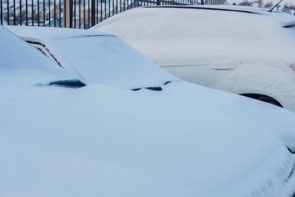 Αυτοκίνητα Καλύπτονται Από Χιόνια Μετά Από Τις Χιονοπτώσεις — Φωτογραφία Αρχείου