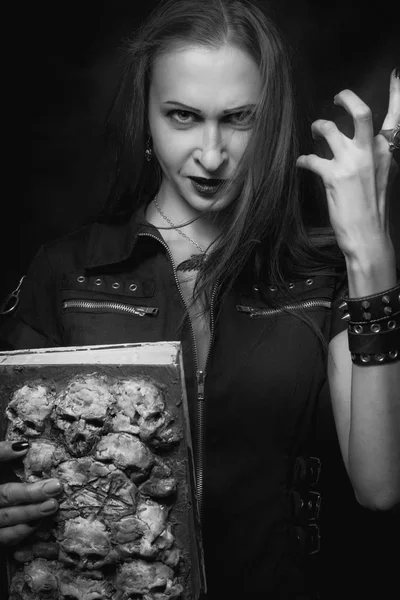 Gotische Roodharige Meisje Met Oude Grunge Verschrikkelijk Boek Poseren Donkere — Stockfoto