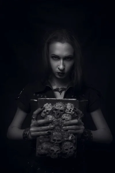 Rothaarige Gothic Girl Mit Alten Grunge Schrecklichen Buch Posiert Vor — Stockfoto