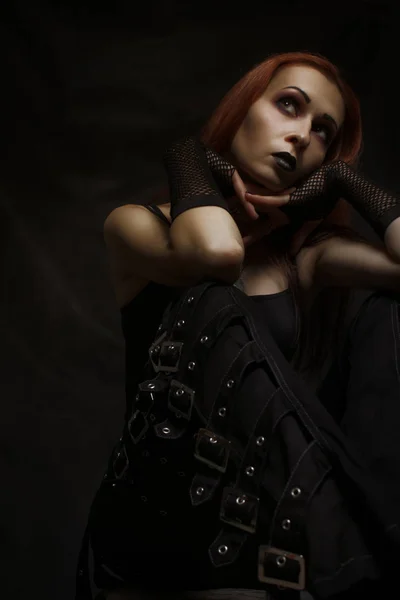 Triste Bela Menina Gótica Posando Sobre Fundo Escuro — Fotografia de Stock