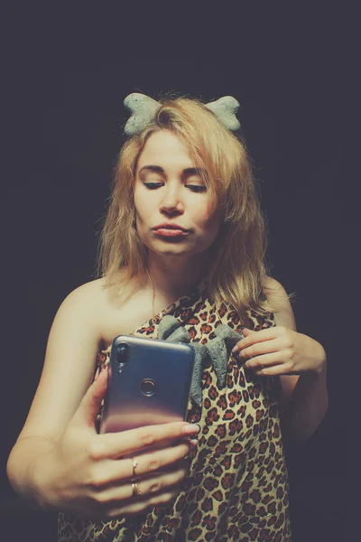 Selfie を取って美少女石器時代 — ストック写真