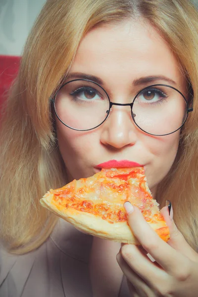 Menina Loira Inteligente Óculos Comer Pizza — Fotografia de Stock