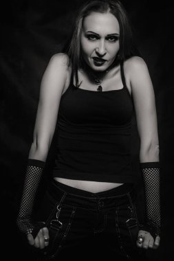 Koyu arka plan üzerinde poz kötü Gotik vahşi kız